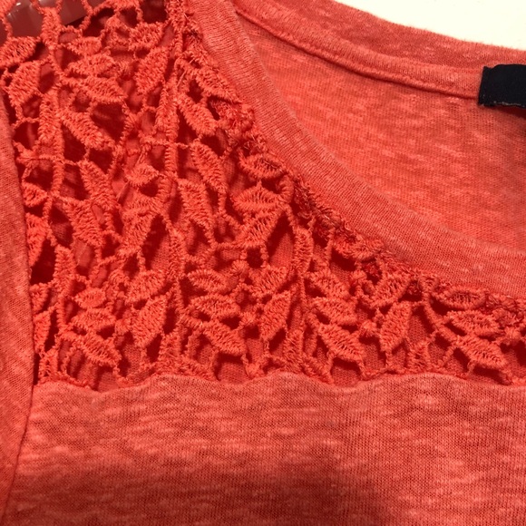 Gap lace neckline tee - Picture 4 of 4